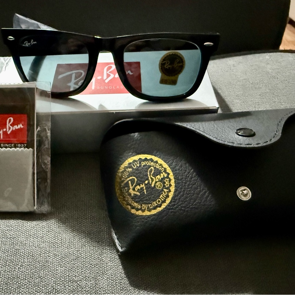 Ray-Ban Men’s Wayfarer Sunglasses Black with Gray lenses